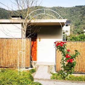 Metal Garden Arch W55'' x H94.5'' Garden Arbor Trellis Climbing Plants Support Rose Arch Outdoor Arch (Color: CREAM WHITE)